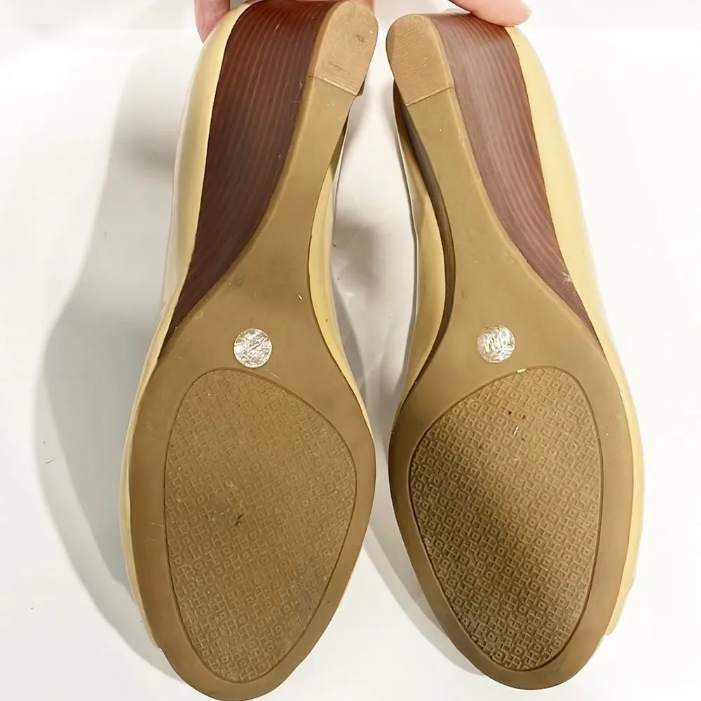 Tory Burch Lowell Genuine Patent Leather Peep Toe Wedge Tan Shoes Sz 9.5 - Picture 8 of 11